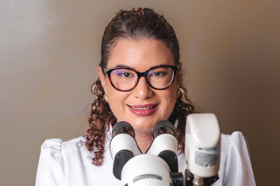 Dra. Carla Macedo na sala de procedimentos, em Sobral
