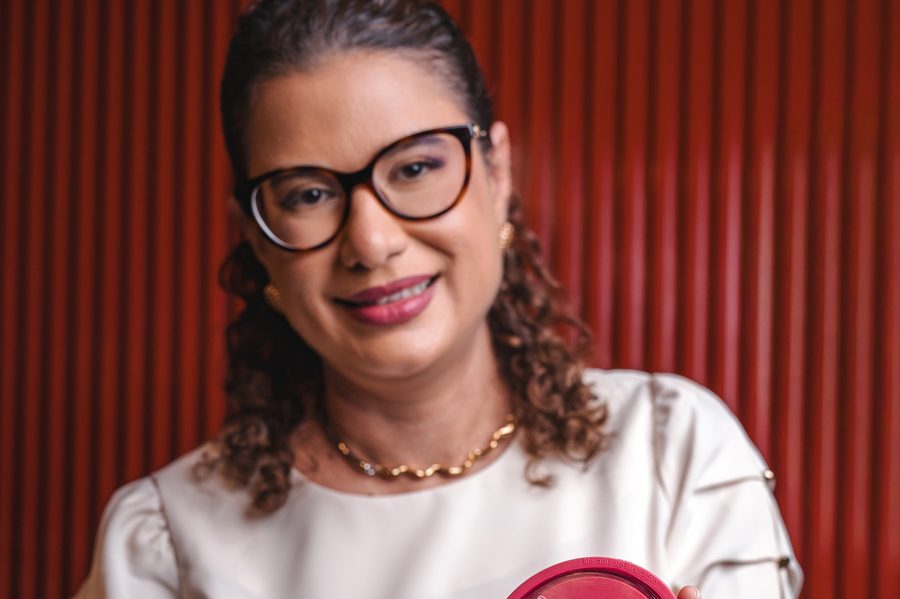 Dra. Carla Macedo no consultório, em Sobral