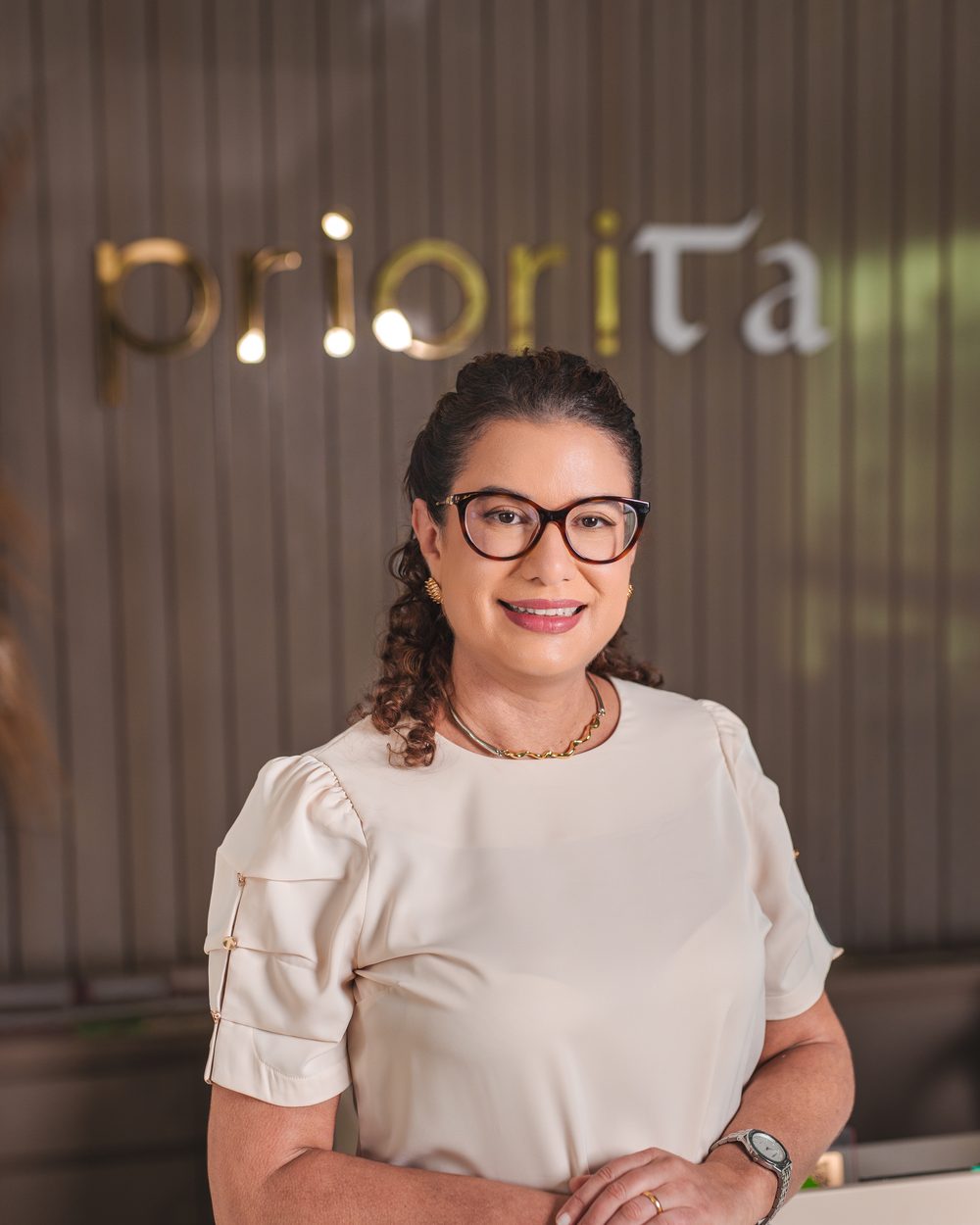 Dra. Carla Macedo na recepção da Clínica Prioritá, em Sobral