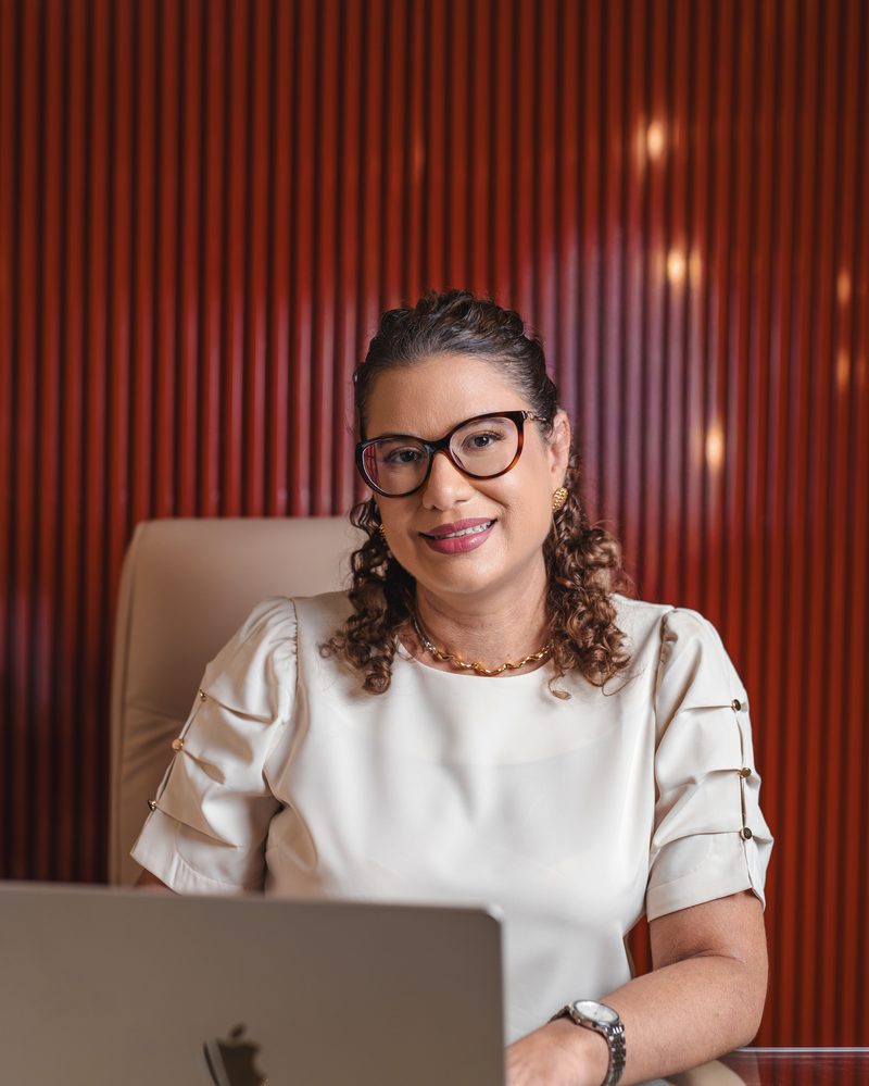 Dra. Carla Macedo em sua mesa de trabalho, no consultório em Sobral