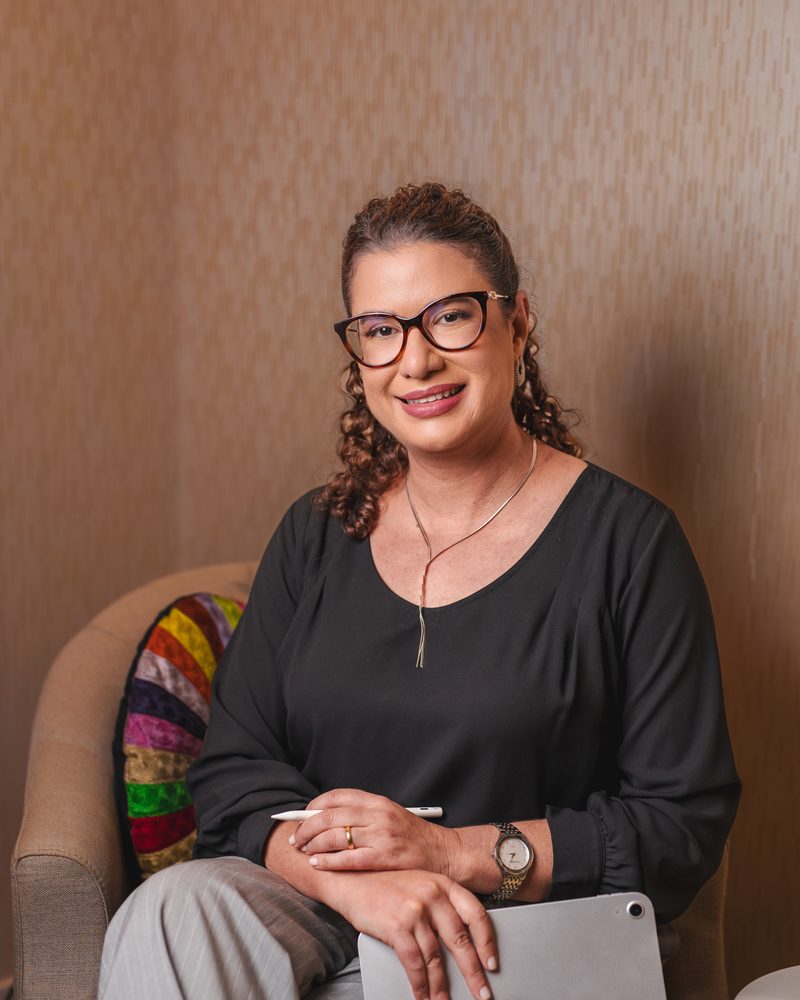 Dra. Carla Macedo no consultório em Sobral